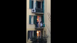 Italian violinist entertains neighbours by playing instrument on balcony during COVID-19 lockdown