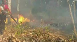 Soldiers battle grass fires in northern Thailand as air pollution soars
