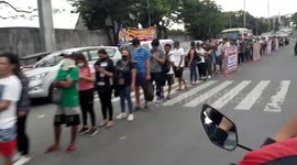 Chaotic scenes at coronavirus checkpoint in Manila
