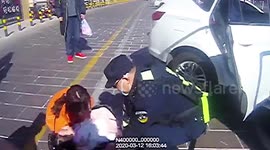 Dramatic moment Chinese police officers save unconscious girl who got her head stuck in car window