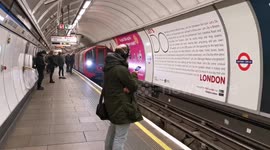Oxford Circus underground is so quite by #coronavirus threat