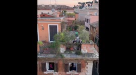 Opera singer entertains quarantined residents from their balconies in Rome