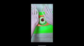Make apple pieces with long nails