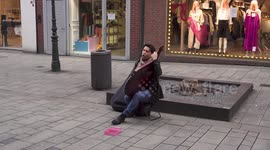 Positive mood in the corona crisis by a street musician in Düsseldorf