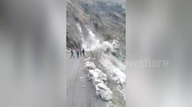 Massive landslide stop traffic in Northern India.