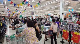 Bangkok residents panic buy food after full-scale coronavirus lock down is announced