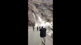 Longer version Massive landslide stop traffic in Northern India
