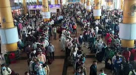 Migrant workers flood Mumbai train station to return home following city-wide curfew