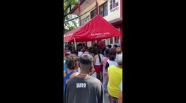 Hundreds queue for rations during virus lockdown in Manila
