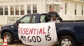 US pastor offers drive-thru church service in parking lot during COVID-19 pandemic