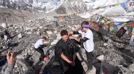Cut above: Meet the backpacker barber who gives haircuts to climbers on Mount Everest