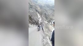 Newsflare Edit - Sudden landslide in northern India leaves hundreds of vehicles stranded