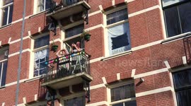 Inspired by boat musician, Amsterdam residents sing together from their balconies