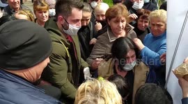Coronavirus: Georgians flout ban on gatherings ... to get their hands on free face masks