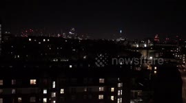 Coronavirus: Londoners bang pots to salute NHS staff