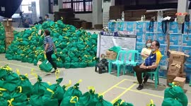 Philippines' authorities prepare food parcels for residents in financial difficulty amid COVID-19 lockdown