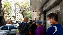 Comienzan a crecer las colas de personas para comprar alimentos en la Caracas en cuarentena