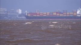 Containership Seamax Bridgeport arrives from Italy on the Thames