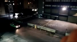 Personal de sanidad desinfecta las calles luego de que fuese retirado un caso sospechoso de coronavirus de su residencia