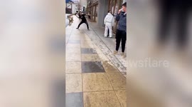 Foreign man refuses to wear mask and attacks coronavirus worker in China