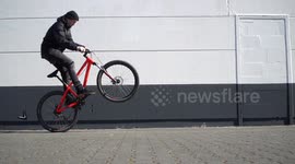Man loses Wallet while doing trick on his MTB Bike in Slowmo (funny)