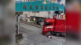 Scooter driver narrowly escapes being run over by truck turning corner in China
