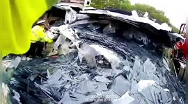 30-tons of glass bury car and passengers after falling from transport truck in China