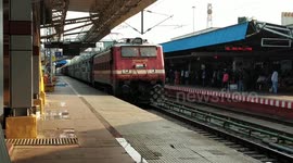LONG VERSION: Dramatic moment man rushes to help woman who fell off moving train in India