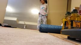 Throwing letters to my daughter to learn after refusing online learning