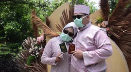 Love in the time of coronavirus: couple ties the knot in Indonesia