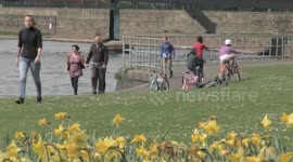 Coronavirus: Brits head out to enjoy sunshine despite advice to stay at home