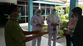 Concerned restaurant cooks makes 120 food boxes for struggling families in Indonesia