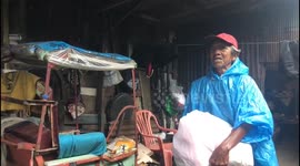 The Mayor of Makassar Distributes Food Aid to Covid-19 Affected Residents