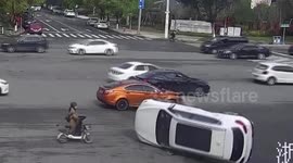 Chinese motorist rescued from tipped over car by passersby
