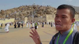 Brief Explanation About Jabal / Mount Rahmah in Mount Arafat, Mecca, Saudi Arabia By Tour Leader In Bahasa (Indonesian Language)