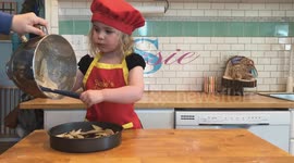 Cute three-year-old chef Susie bakes to pass through quarantine time