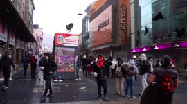 People force entry into shoe store to steal and throw things towards outsiders