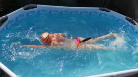 Ingenious British swimmer trains tethered to paddling pool