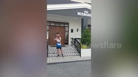 Talented student stranded at airport plays violin at hotel