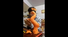 Vietnamese sculptor creates peacock from carrot AND pumpkin like a pro