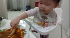 Omg! This toddler is a spicy food lover!
