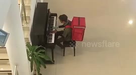 Malaysian delivery man shows off impressive piano skills at mall