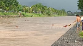 the river overflowed, the townspeople took advantage of the moment of fishing and swimming