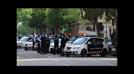 Spanish police clap for carers during coronavirus pandemic