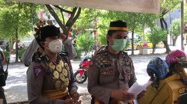 Police in Makassar Wear Traditional Dress Promote Social Restrictions