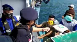 West Sumatra Regional Police Water Directorate Distributes Basic Food and Masks to Fishermen