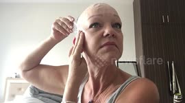Woman gives hilarious tutorial on how to give yourself an at-home 'facelift'