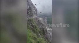 Driver stranded after huge boulders crash down mountainside in India