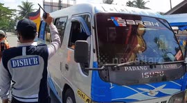 The first day large-scale social restrictions in the city of Padang residents were checked for temperature