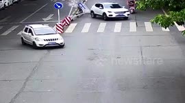 Car smashes through central reservation in China after wife grabs husband's steering wheel